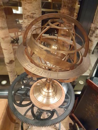 a large clock sitting on top of a table at Arkadenhaus - Hotel Freiherr von Schwarzenberg in Papenburg