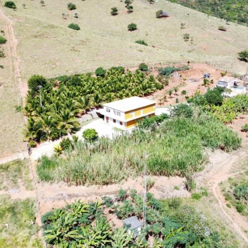 eine Luftansicht eines Hauses auf einem Feld in der Unterkunft Pousada e recanto baiano's in Amargosa