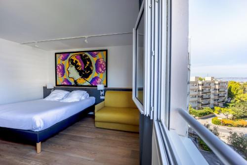 1 dormitorio con cama y ventana en Le Drip's en Marsella