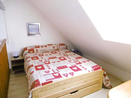 1 dormitorio con 1 cama con edredón en Studio mezzanine - LAOUEN, en Sarzeau