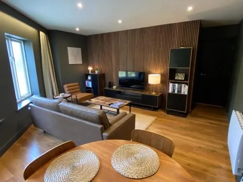 Luxury 2 Bedroom Apartment w/ Free Parking photo 1