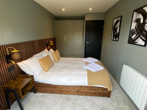 Luxury 2 Bedroom Apartment w/ Free Parking photo 12