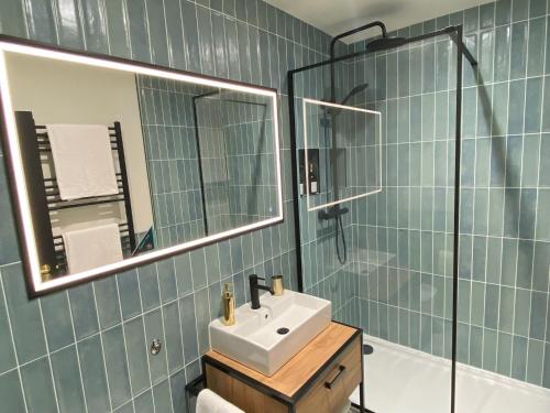 Luxury 2 Bedroom Apartment w/ Free Parking photo 4