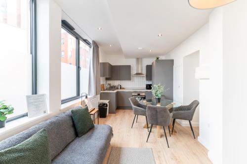 uma sala de estar com um sofá e uma mesa em 123 Queen Street - Home Crowd Luxury Apartments em Sheffield