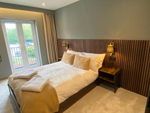Luxury 2 Bedroom Apartment w/ Free Parking photo 3