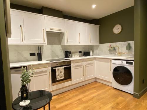 Luxury 2 Bedroom Apartment w/ Free Parking photo 13