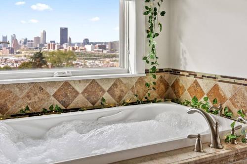 eine Badewanne im Bad mit Fenster in der Unterkunft City Skyline - Outside decks - Contemporary in Pittsburgh