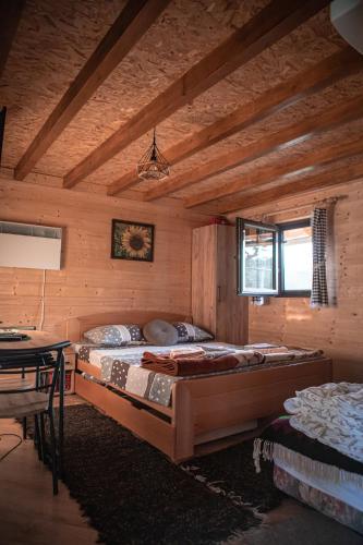 1 Schlafzimmer mit 2 Betten in einem Holzzimmer in der Unterkunft Prenoćište Lelić in Valjevo