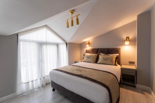 Un dormitorio con una cama grande y una ventana en Rubby Hotel Kadıköy en Estambul