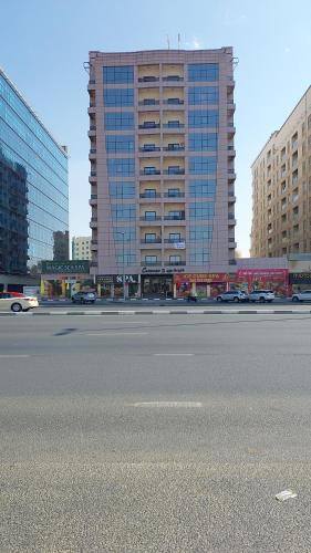 une rue vide avec un grand bâtiment dans une ville dans l'établissement BNB Furnished Residential Studio apartment, à Dubaï
