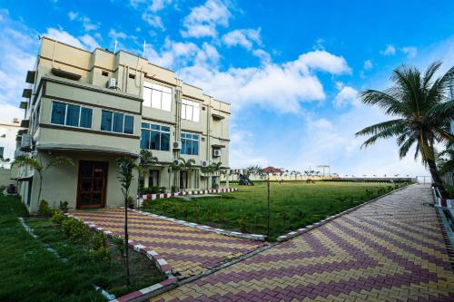 un edificio con una palma di fronte di Silver Sand Eco Resort a Mandarmoni