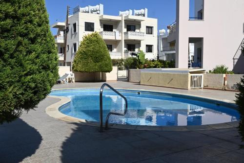 uma piscina em frente a um edifício em Отдыхайте с удовольствием em Pafos