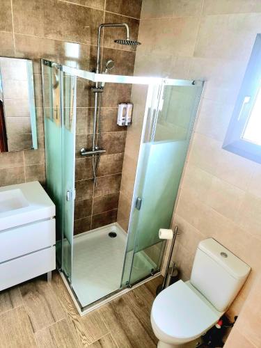 une salle de bain avec une douche en verre et des toilettes dans l'établissement Maison 2/4 personnes, à Josse