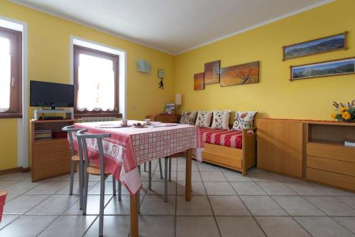 a living room with a table and a couch at Appartamenti Baita Soliva in Oga