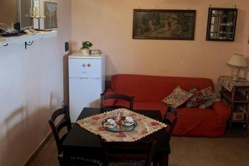 a living room with a red couch and a table at Relax in campagna in Ponte