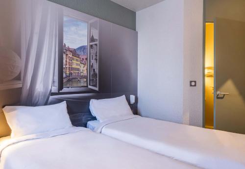 Postel nebo postele na pokoji v ubytování B&B HOTEL Annecy Argonay