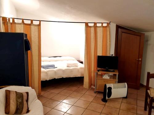 una camera con un letto e una televisione di Studio with wifi at Calangianus a Calangianus