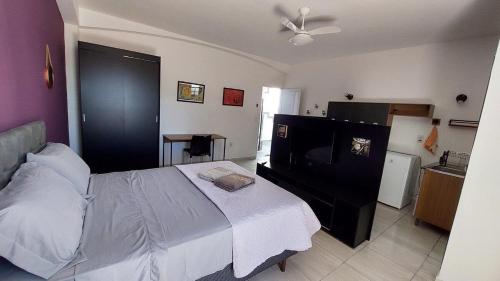 a bedroom with a bed and a ceiling fan at Estúdios Jardim Emília in Sorocaba