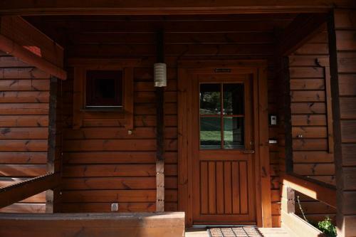 una puerta de madera en la parte delantera de una casa en Holzblockhaus, Eifel en Oberkail