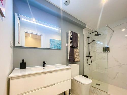 a bathroom with a sink and a toilet and a shower at Oasis urbano en el corazón financiero / Castellana in Madrid