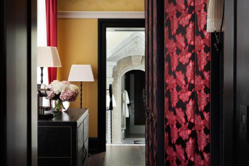 espejo en una habitación con cortina roja en L'oscar London en Londres