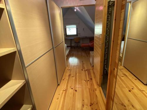 un pasillo con suelo de madera dura en una casa en P&C Quatre Vents - Tarter en El Tarter