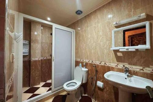 een badkamer met een toilet en een wastafel bij Appartement Tamraght 2 in Tamraght Ouzdar