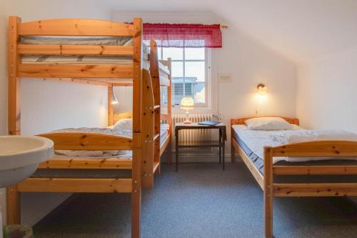 a bedroom with two bunk beds and a sink at Gästis Vemdalen in Vemdalen