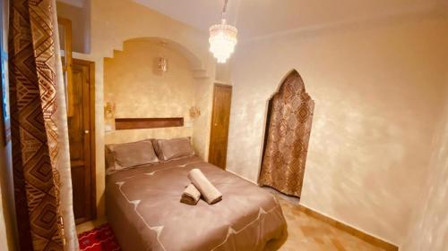 - une chambre avec un lit dans l'établissement SOUS LE SOLEIL Chez Jérôme et Pamela chambre Marrakchi, à Marrakech