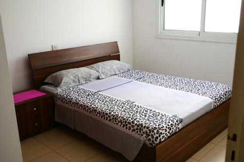 um quarto com uma cama com estampa de leopardo em Отдыхайте с удовольствием em Pafos