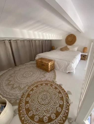une chambre avec un lit et un tapis au sol dans l'établissement Magnifique vue mer, la madrague., à Sainte-Maxime