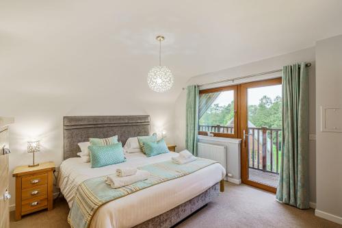 Un dormitorio con una cama grande y una ventana en Lord Galloway 35 with Hot Tub en Newton Stewart
