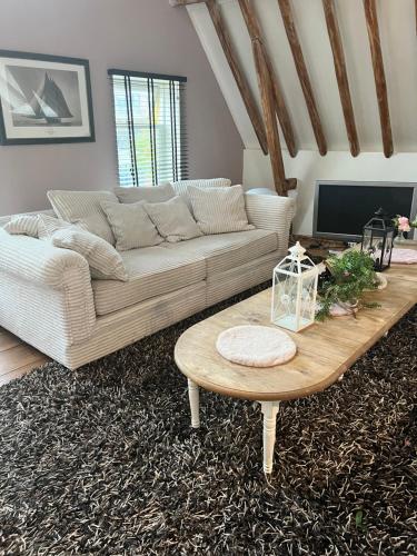 sala de estar con sofá y mesa de centro en La Dolce Vita Suites, en Leeuwarden