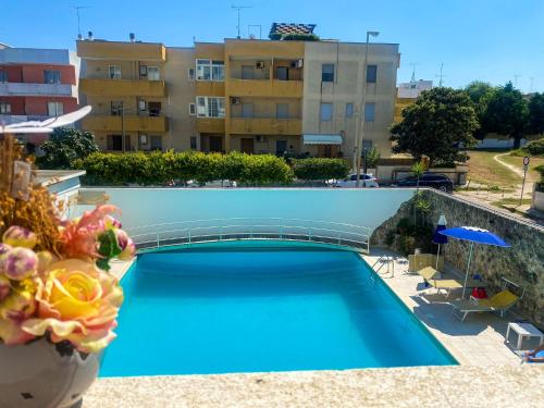 - Vistas a la piscina desde un edificio en Hotel Degli Haethey, en Otranto