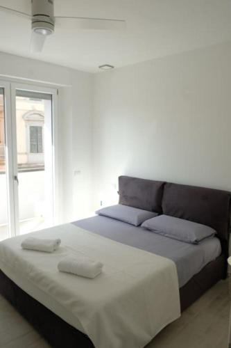 una camera bianca con un grande letto con due cuscini di Al Mare da Carlo a Civitanova Marche