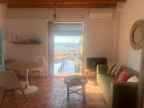 ein Wohnzimmer mit einem Sofa und Meerblick in der Unterkunft Apartamento Marinero en Primera Linea in Villajoyosa