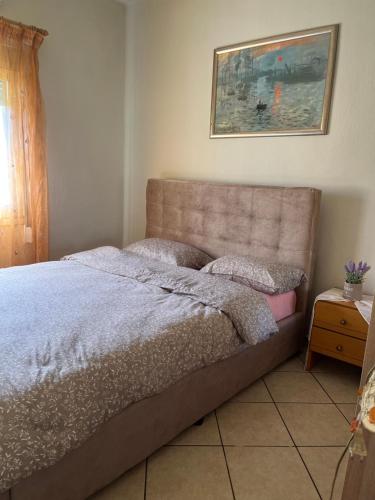 سرير أو أسرّة في غرفة في Agoritsas apartment