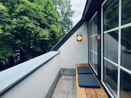 eine Veranda mit einer Bank an der Seite eines Hauses in der Unterkunft Puchberg Studio-Apartment in Puchberg am Schneeberg
