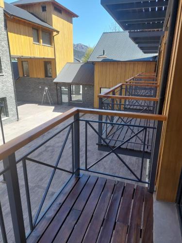 balcón con terraza de madera con barandilla en Tu lugar en Loretta 4 en San Martín de los Andes