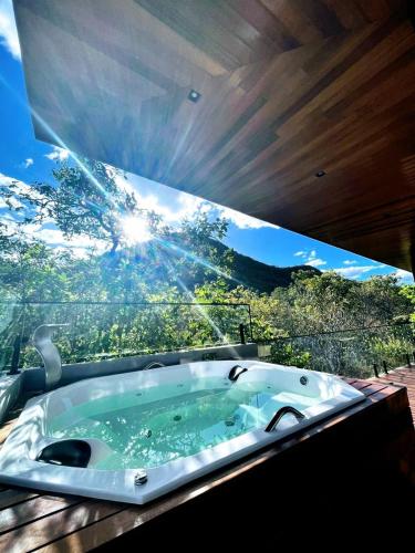Casa Vértize, uma casa de alto padrão com Spa Hidro e vista espetacular في كافالكانتي: حمام مع حوض جاكوزي مع إطلالة