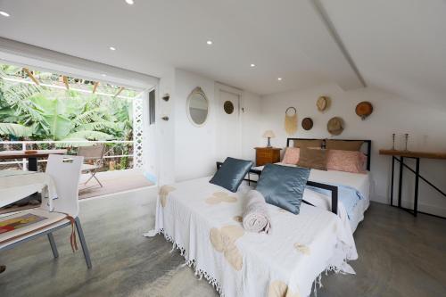 Un dormitorio con dos camas y una gran ventana. en Baldeia - Oceanfront Apartments, en Ponta do Sol