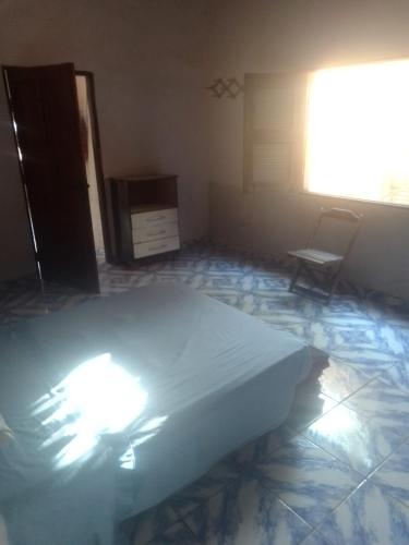 een kamer met een bed en een stoel. bij Sol do Paraiso in Jijoca de Jericoacoara