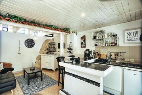 kuchnia i salon z blatem w obiekcie Finca Vino Tinto 5s w mieście Icod de los Vinos