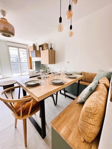 un salon avec une table et un canapé dans l'établissement *New* Bohemia 6 pax Appart Disney, à Serris