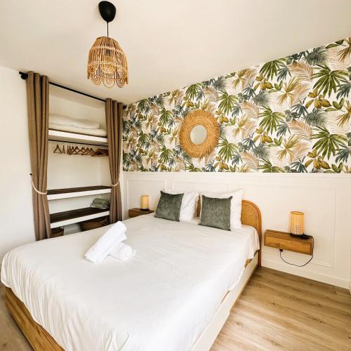 une chambre avec un lit avec un papier peint tropical dans l'établissement *New* Bohemia 6 pax Appart Disney, à Serris