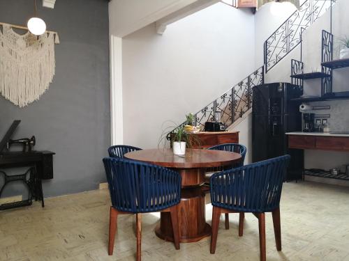 una mesa y sillas en una habitación con escalera en Hotel Casa Piedad, en Campeche