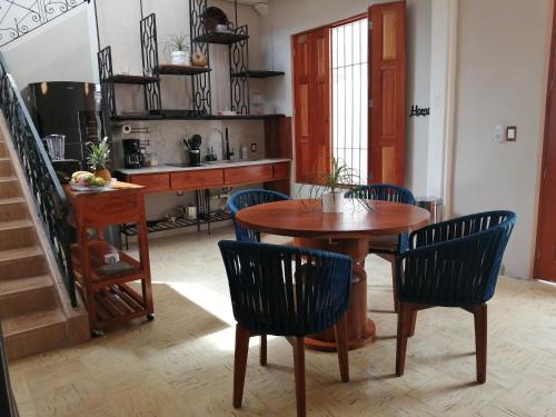 uma sala de jantar com uma mesa de madeira e cadeiras em Hotel Casa Piedad em Campeche