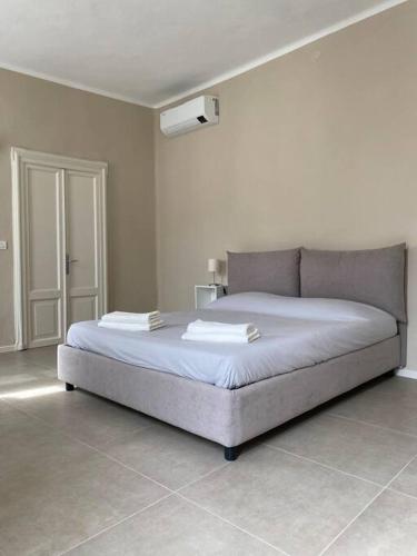 una camera con un grande letto di Home 11 a Piacenza