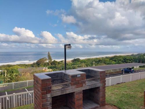 einen gemauerten Kamin mit Blick auf den Strand in der Unterkunft Illovo Views Holiday Apartment in Kingsborough