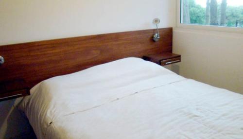 ein Schlafzimmer mit einem weißen Bett und einem Fenster in der Unterkunft Manzanauno 108 in Mar de las Pampas